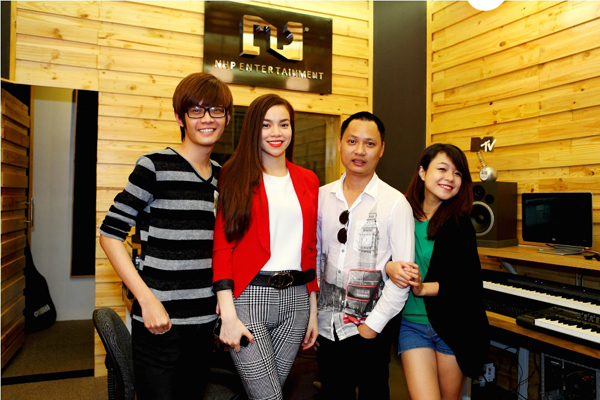 Hò Ngọc Hà cùng hoc tro hao hung thu am ca khuc chuc mung giang sinh