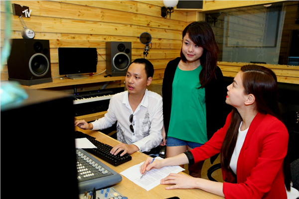 Hò Ngọc Hà cùng hoc tro hao hung thu am ca khuc chuc mung giang sinh