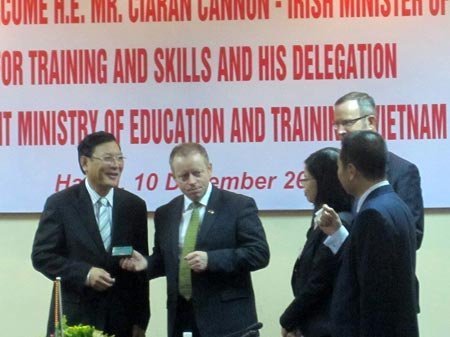 Ireland trao tang 40 hoc bong hang nam cho Viet Nam
