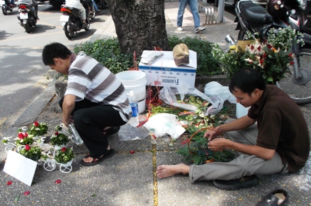 Việc làm không ổn định, không ít cử nhân phải “bơi” đủ nghề để sống.