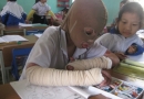 Cậu bé lớp 1 đeo mặt nạ vải đến trường