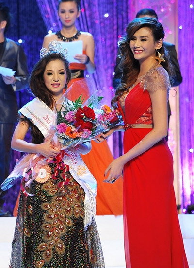 Đêm chung kết Hoa hậu phu nhân thế giới người Việt 2012 diễn ra tối 15/12 tại Mỹ, danh hài Thúy Nga khiến không ít người ngạc nhiên về sự duyên dáng của chị trên sân khấu cuộc thi nhan sắc.