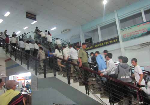 Ga Sai Gon chat cung nguoi cho mua ve tau Tet