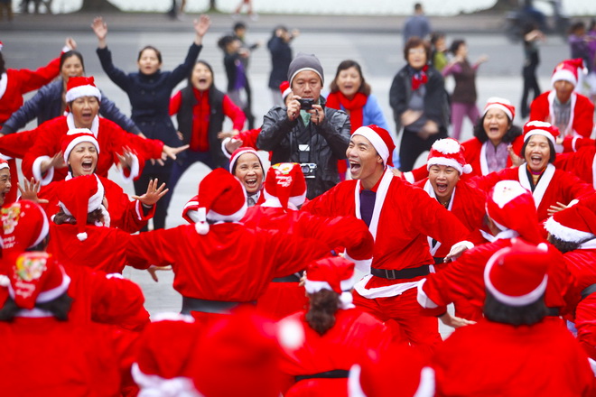 200 ong gia, ba gia Noel cuoi vang giua Ha Noi