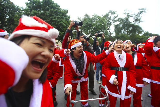 200 ong gia, ba gia Noel cuoi vang giua Ha Noi