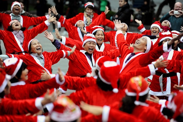 200 ong gia, ba gia Noel cuoi vang giua Ha Noi
