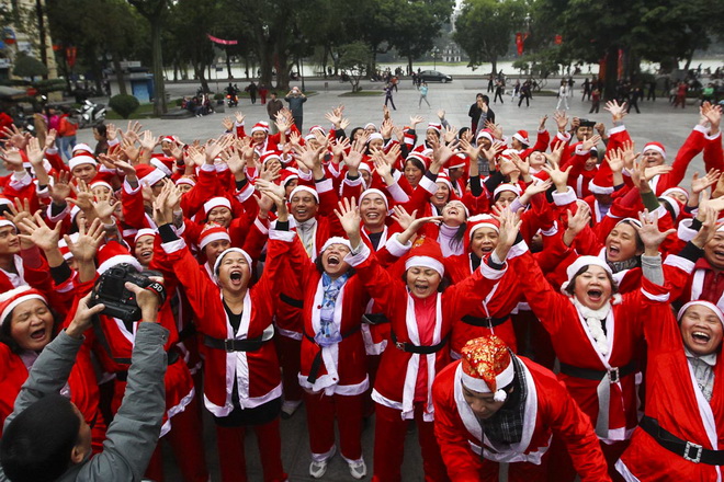 200 ong gia, ba gia Noel cuoi vang giua Ha Noi