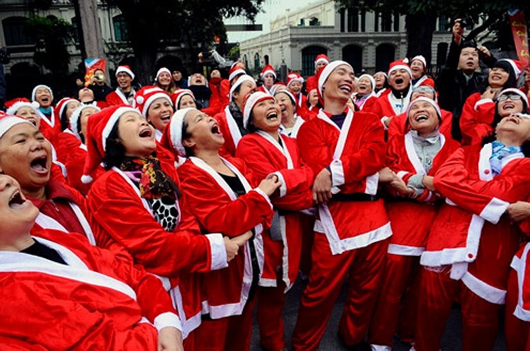 200 ong gia, ba gia Noel cuoi vang giua Ha Noi