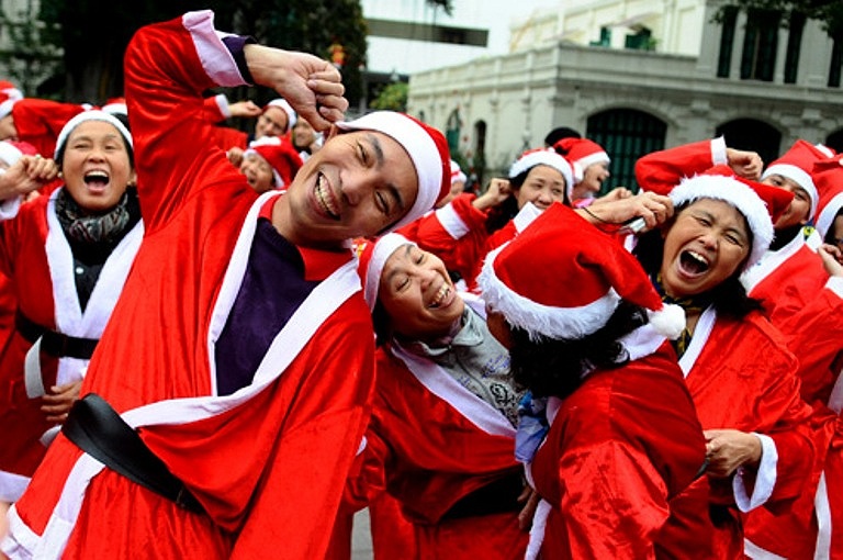 200 ong gia, ba gia Noel cuoi vang giua Ha Noi