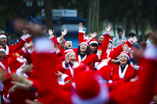 200 ong gia, ba gia Noel cuoi vang giua Ha Noi