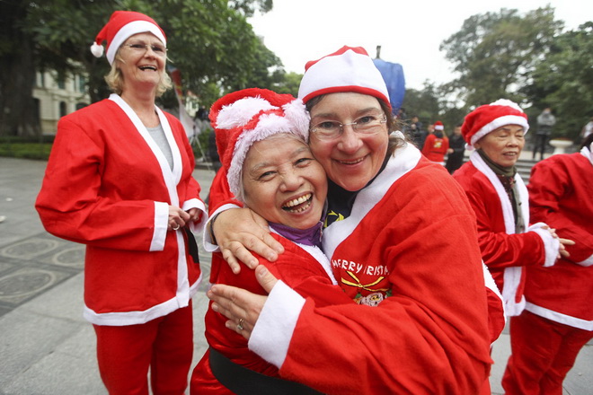200 ong gia, ba gia Noel cuoi vang giua Ha Noi