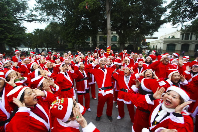 200 ong gia, ba gia Noel cuoi vang giua Ha Noi