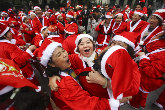 200 ong gia, ba gia Noel cuoi vang giua Ha Noi