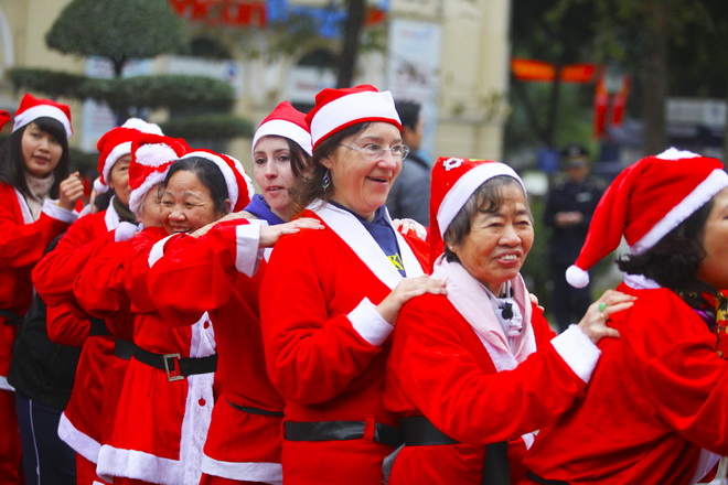 200 ong gia, ba gia Noel cuoi vang giua Ha Noi