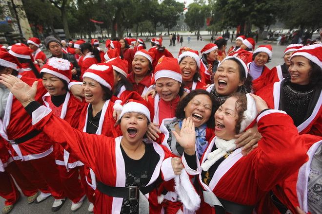 200 ong gia, ba gia Noel cuoi vang giua Ha Noi