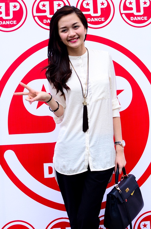 Phuong Uyen nhiet tinh nhay mua ben canh Thieu Bao Trang