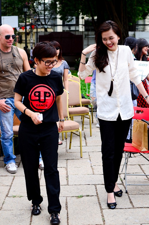 Phuong Uyen nhiet tinh nhay mua ben canh Thieu Bao Trang