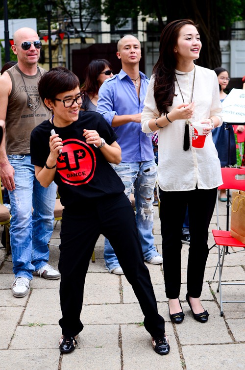 Phuong Uyen nhiet tinh nhay mua ben canh Thieu Bao Trang