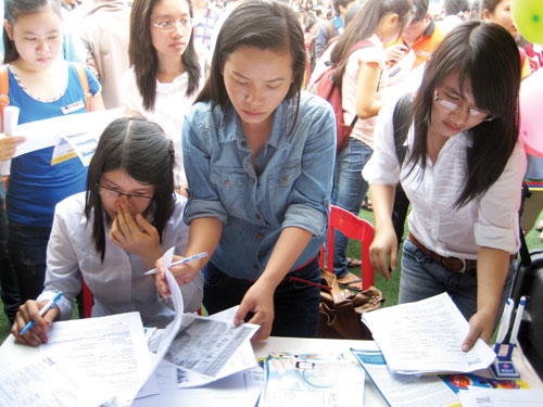 Sinh viên đăng ký tham gia các chương trình giới thiệu việc làm. Ngoài chuyên môn, ngày nay nhà tuyển dụng cũng thường yêu cầu người lao động có những kỹ năng khác. Ảnh: Lê Thanh