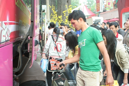 Nhiều chương trình hỗ trợ SV ở TPHCM về quê đón Tết 2013. (Ảnh: Lê Phương)