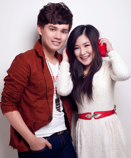 Huong Tram The Voice khoe ve dep tuoi tan trong sac do chao xuan