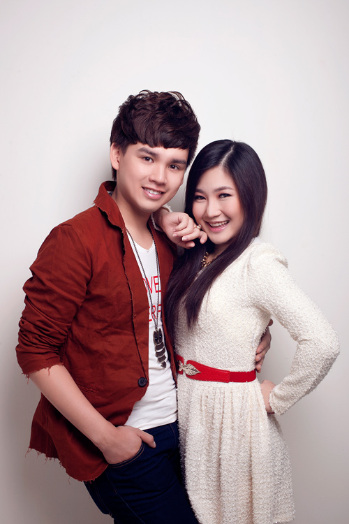Huong Tram The Voice khoe ve dep tuoi tan trong sac do chao xuan
