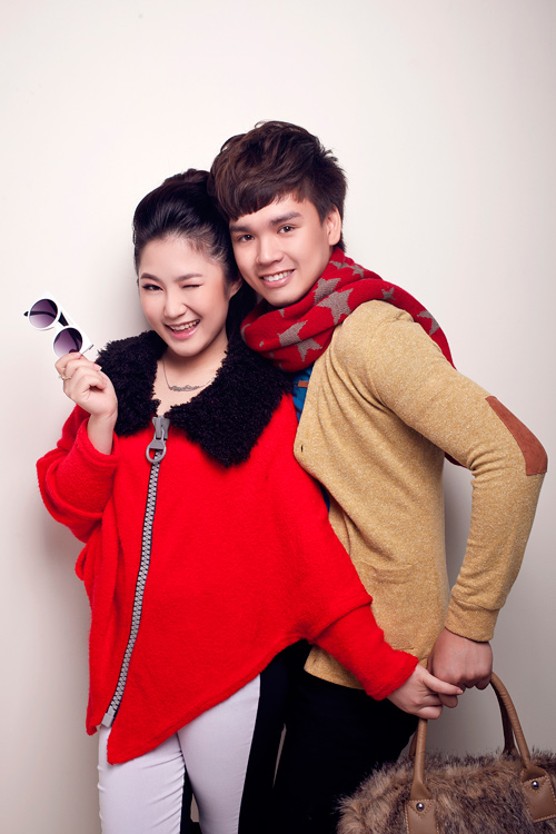 Huong Tram The Voice khoe ve dep tuoi tan trong sac do chao xuan