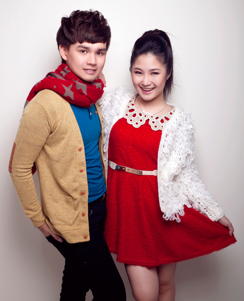 Huong Tram The Voice khoe ve dep tuoi tan trong sac do chao xuan