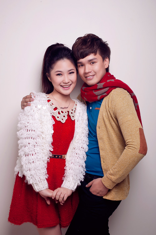 Huong Tram The Voice khoe ve dep tuoi tan trong sac do chao xuan