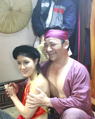 Hai Tet 2013 lam tuoi moi  boi Andrea, Ngoc Anh