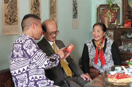 Hai Tet 2013 lam tuoi moi  boi Andrea, Ngoc Anh