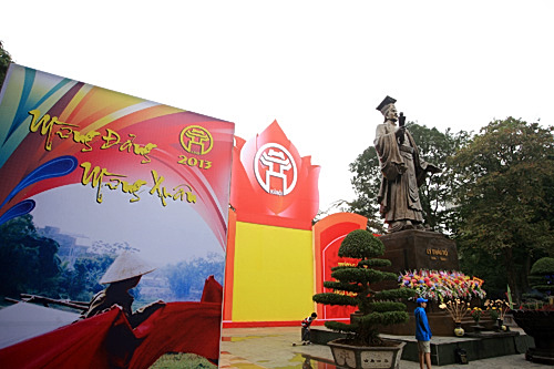 Thu do Ha Noi ruc ro sac mau don chao nam moi