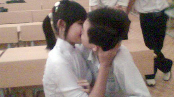 Trai dang sau van nan \