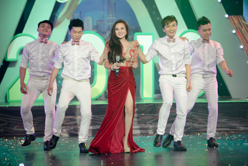 Minh Hang lan dau tien thu suc voi vai tro MC