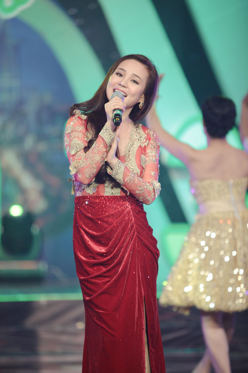Minh Hang lan dau tien thu suc voi vai tro MC