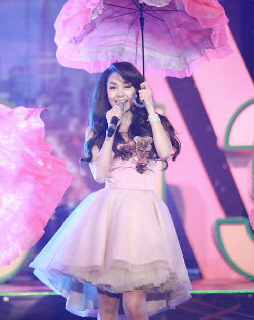 Minh Hang lan dau tien thu suc voi vai tro MC