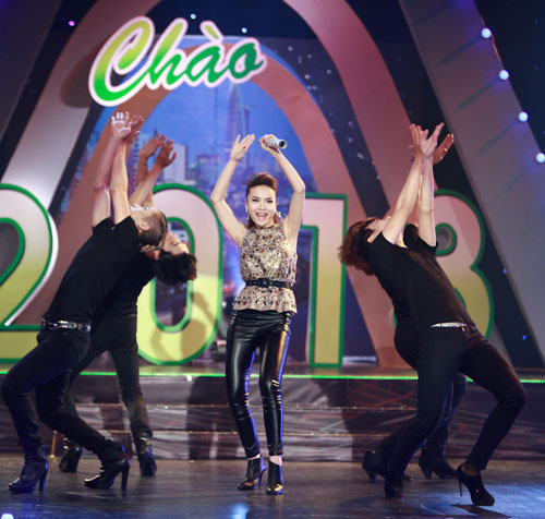 Minh Hang lan dau tien thu suc voi vai tro MC