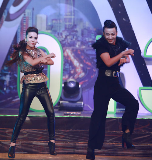 Minh Hang lan dau tien thu suc voi vai tro MC
