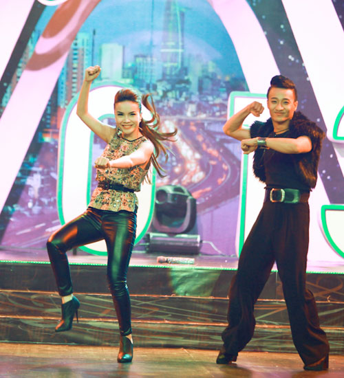 Minh Hang lan dau tien thu suc voi vai tro MC