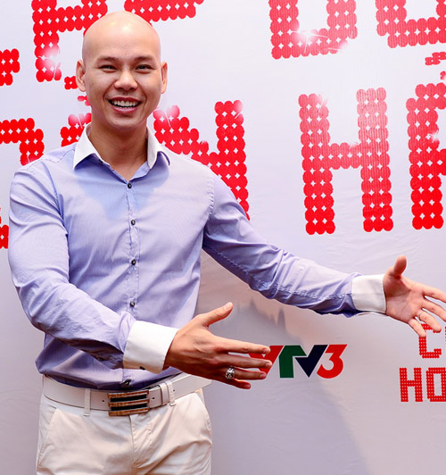 Ca sĩ Phan Đinh Tùng vẫn tươi cười dù vắng bóng bạn diễn là diễn viên Cát Phượng do bận việc riêng. Anh cho rằng, sự khởi đầu không hoàn hảo biết đâu sẽ dẫn đến một kết quả hoàn hảo.
