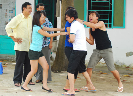 Tran Thanh khoe anh hau truong cuc nhang trong ‘Yeu anh, em dam khong’