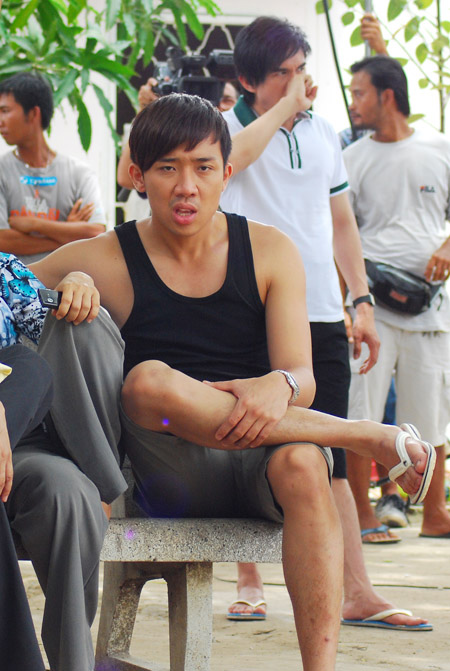 Tran Thanh khoe anh hau truong cuc nhang trong ‘Yeu anh, em dam khong’
