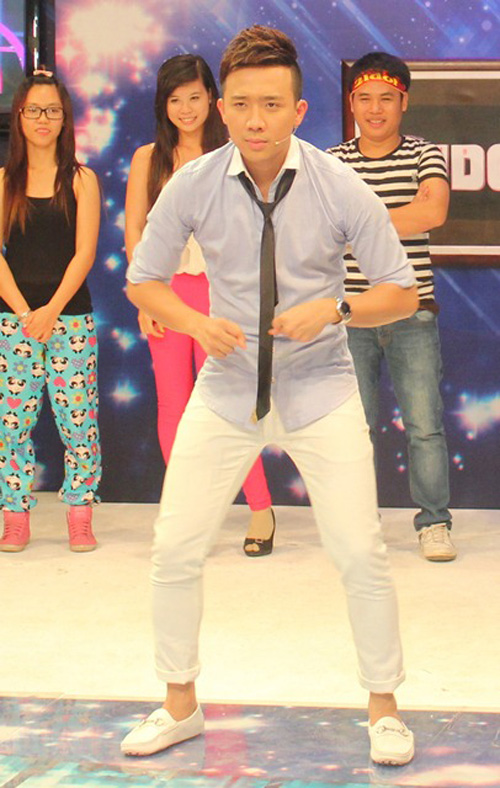 MC Tran Thanh cuc nhang trong chuong trinh 2Idol