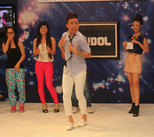 MC Tran Thanh cuc nhang trong chuong trinh 2Idol