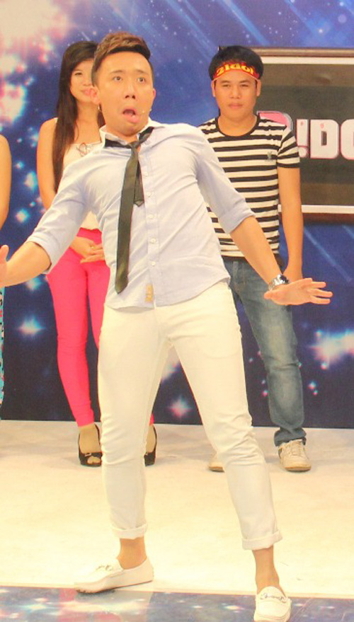 MC Tran Thanh cuc nhang trong chuong trinh 2Idol