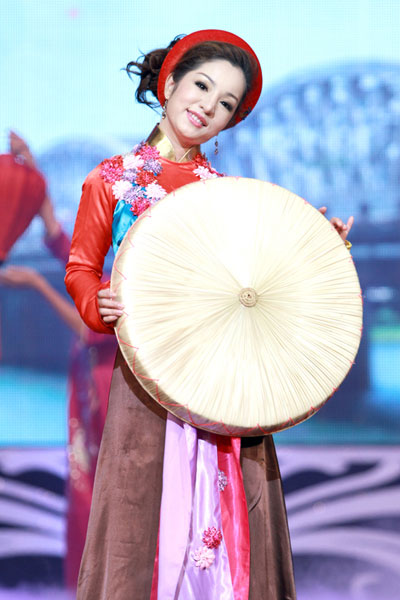 Thuy Nga hoa than lien tuc trong Gala Cuoi 2013