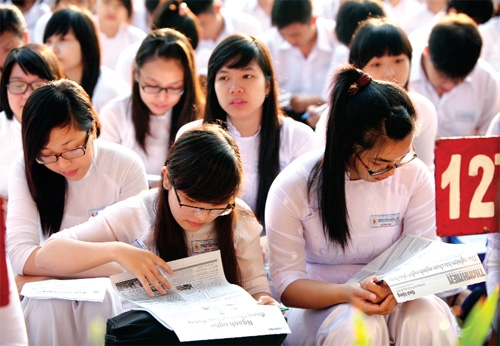 Học sinh chăm chú thực hiện bảng Nhà Cái King88 Đăng Ký Ngay Nhận Ngay 188k nghề nghiệp xem ngành nào phù hợp với bản thân. Ảnh: Đào Ngọc Thạch 