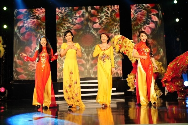 Bảo Anh, Như Quỳnh diện áo dài rộn ràng đón Tết 2