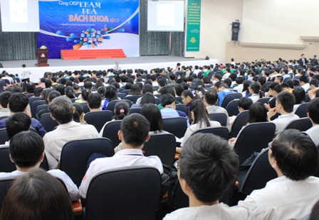 Hơn 2.000 học sinh lắng nghe thông tin tư vấn 88Kinh tải ứng dụng về điện thoại tại “Ngày hội Khám phá Bách khoa 2013”.