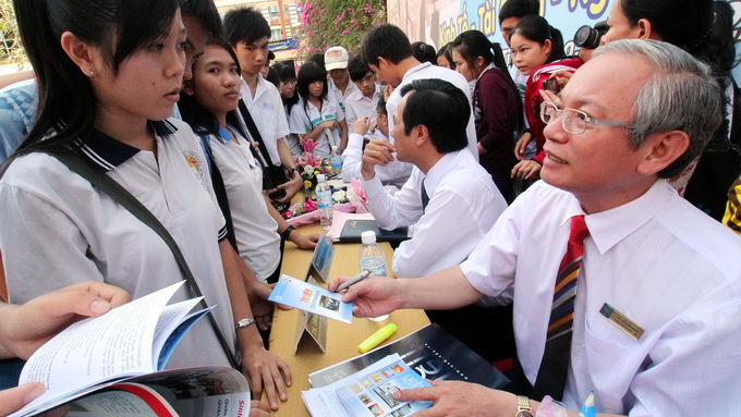 Tuyen sinh 2013: Co nen thi vao nganh tai chinh ngan hang?